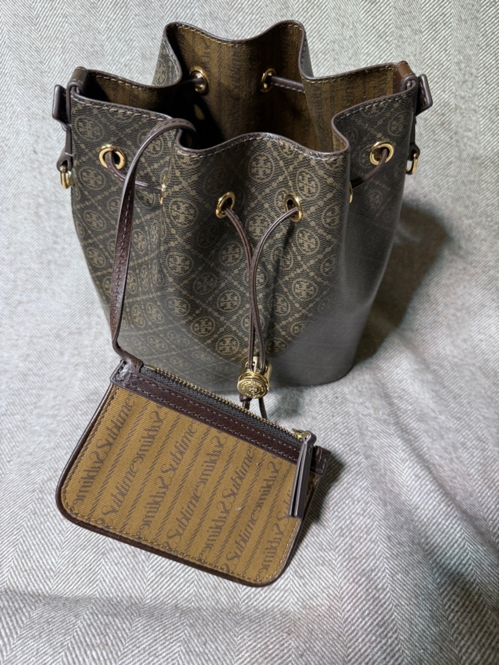 Pre-Owned Tory Burch T Monogram Coated Canvas Bucket Bag in French Press - Picture 11 of 15